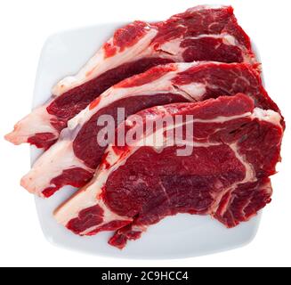 Zutaten zum Kochen. Rohbeef-Entrezitate. Isoliert auf weißem Hintergrund Stockfoto