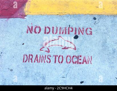 No Dumping Drains to Ocean Schreiben auf dem Bürgersteig in Key West. Südflorida, USA Stockfoto