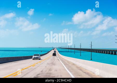 Fahrt auf der Seven Miles Bridge an einem klaren Tag. Südflorida, USA Stockfoto