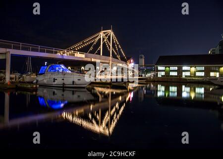 Yachten bleiben in doc. Marine Hafen. Nachtlichter auf der Brücke in Toronto Stockfoto