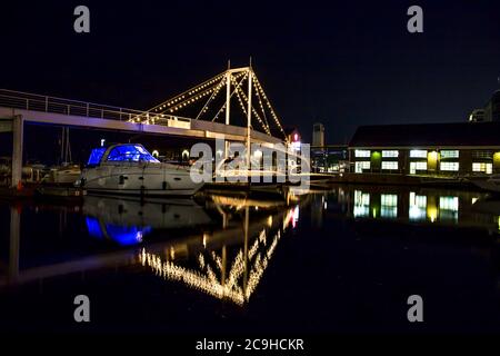 Yachten bleiben in doc. Marine Hafen. Nachtlichter auf der Brücke in Toronto Stockfoto