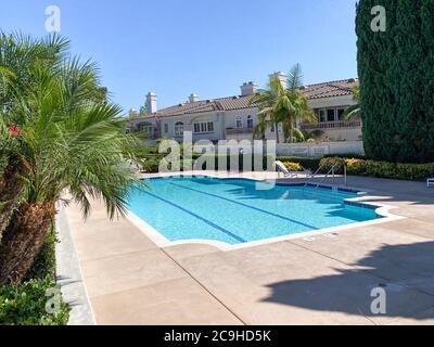 Freizeiteinrichtungen mit Pool in privater Wohnanlage in La Jolla, San Diego, Südkalifornien, USA. Juli 2020 Stockfoto