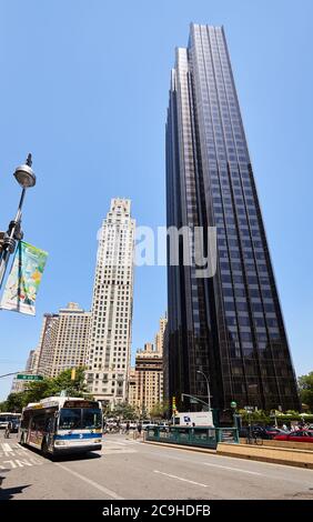 New York, 30. Juni 2018: MTA Bus auf Broadway und West 60th Street bei Columbus Circle. Stockfoto