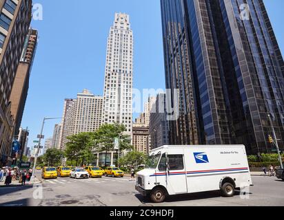 New York, USA - 30. Juni 2018: United States Postal Service (USPS) LKW an der Kreuzung von Broadway und West 60th Street. Stockfoto