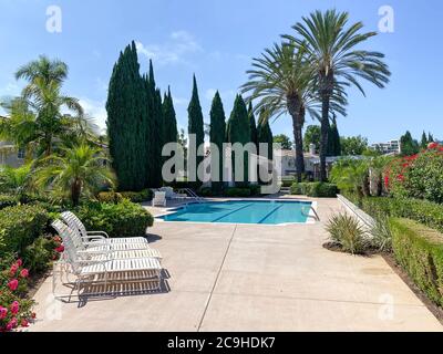 Freizeiteinrichtungen mit Pool in privater Wohnanlage in La Jolla, San Diego, Südkalifornien, USA. Juli 2020 Stockfoto