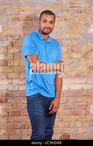 Portrait Of Happy gutaussehenden jungen Mann im blauen T-Shirt. Stockfoto