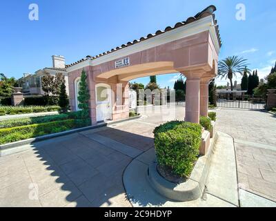 Eingangstor der privaten Gemeinschaft mit Stadthäusern in La Jolla, San Diego, Südkalifornien, USA. Juli 2020 Stockfoto