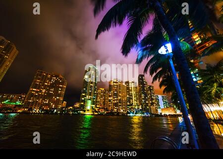 Wolkenkratzer in Miami River Walk in der Nacht. Südflorida, USA Stockfoto