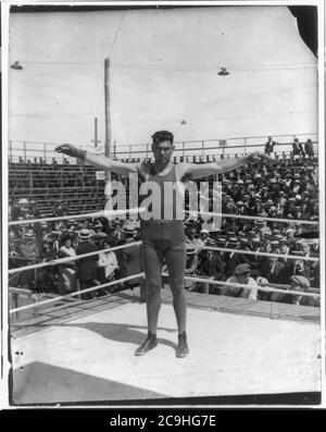 Jack Dempsey in seinem Trainingslager, Juni 1921- im Ring stehend mit weit ausgebreiteten Armen Stockfoto