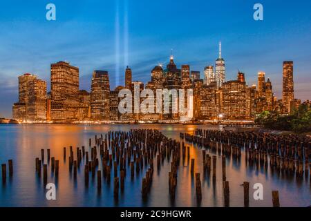 Blick auf die Skyline von Lower Manhattan am 11. September 2017 in Erinnerung an 9/11 mit The Tribute of Lights, aufgenommen vom Brooklyn Bridge Park Stockfoto