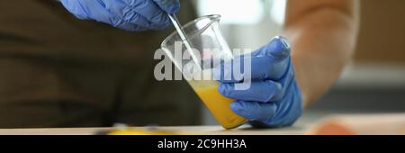 Mann, der Flüssigkeit im Testmischer mischt Stockfoto