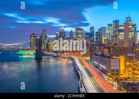 Blick auf Lower Manhattan, den FDR und die Brooklyn Bridge bei Sonnenuntergang, aufgenommen von der Manhattan Bridge Stockfoto