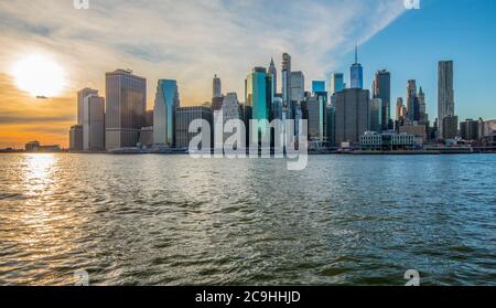 Sonnenuntergang am East River und New York Harbour, aufgenommen vom Brooklyn Bridge Park in DUMBO. New York City; Lower Manhattan; NYC Financial District Stockfoto