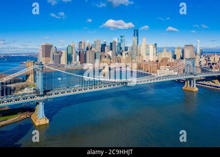 Luftaufnahme der Brooklyn und Manhattan Brücken mit der Lower Manhattan Skyline im Hintergrund entlang des East River nahe Brooklyn Bridge Park Stockfoto