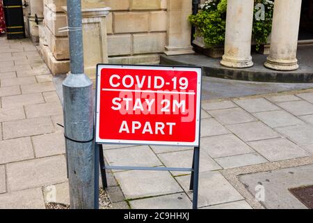 „Covid 19 stay 2m apart“ rotes Schild. Clifton, Bristol, England. Juli 2020 Stockfoto