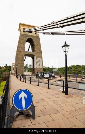 Schilder für einbahnigen Fußgängerverkehr während covid 19 auf Isambard Kingdom Brunel Clifton Hängebrücke über die Avon Gorge, zwischen Clifton und Lei Stockfoto