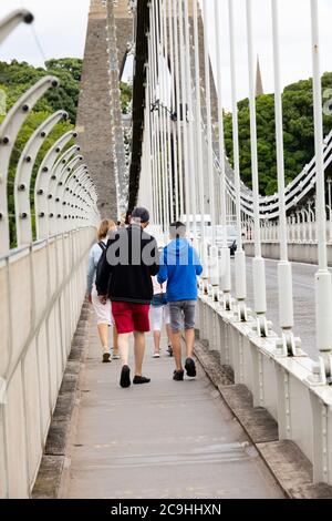 Familienspaziergängen über Isambard Kingdom Brunel Clifton Suspension Bridge über die Avon Gorge, zwischen Clifton und Leigh Woods in North Somerset. Bristoo Stockfoto