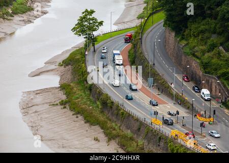 Blick auf die A4 in der Avon-Schlucht von oben. Isambard Kingdom Brunel Clifton Hängebrücke über die Avon Gorge, zwischen Clifton und Leigh Woods in Nor Stockfoto