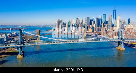 Luftaufnahme der Brooklyn und Manhattan Brücken mit der Lower Manhattan Skyline im Hintergrund entlang des East River nahe Brooklyn Bridge Park Stockfoto