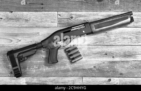 Home Security 12 Gauge kurzen Lauf semi- Auto Schusswaffe / Schrotflinte in schwarz und weiß. Stockfoto