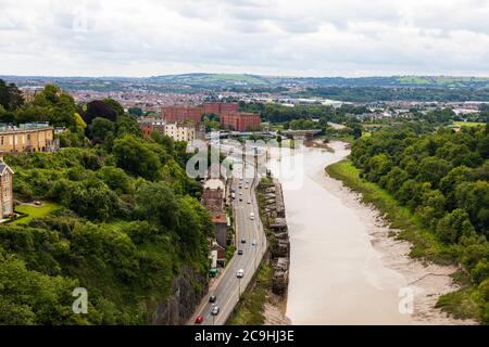 Blick entlang des Flusses Avon in Richtung Bristol von Isambard Kingdom Brunel Clifton Suspension Bridge über die Avon Gorge, zwischen Clifton und Leigh Woods Stockfoto