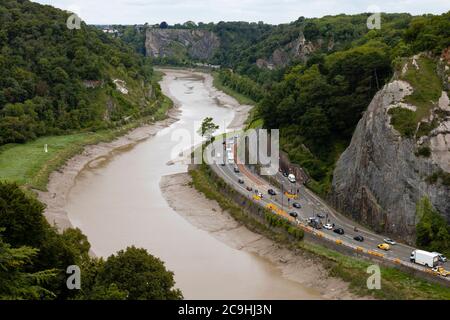 Blick auf die A4 in der Avon-Schlucht von oben. Isambard Kingdom Brunel Clifton Hängebrücke über die Avon Gorge, zwischen Clifton und Leigh Woods in Nor Stockfoto