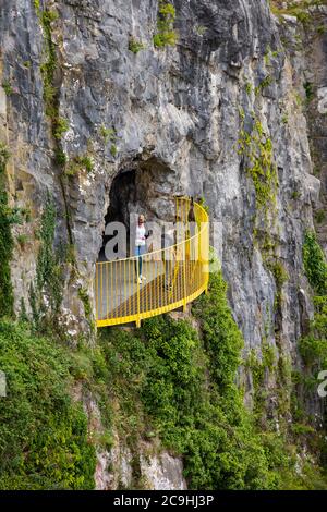 Zwei Personen am Aussichtspunkt der Giant’s Cave vom Isambard Kingdom aus gesehen Brunel Clifton Suspension Bridge über die Avon Gorge, zwischen Clifton A Stockfoto