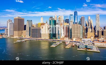 Luftaufnahme der Skyline des New York City Financial District (FiDi) von der anderen Seite des East River im Brooklyn Bridge Park Stockfoto