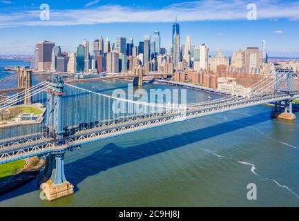 Luftaufnahme der Brooklyn und Manhattan Brücken mit der Lower Manhattan Skyline im Hintergrund entlang des East River nahe Brooklyn Bridge Park Stockfoto