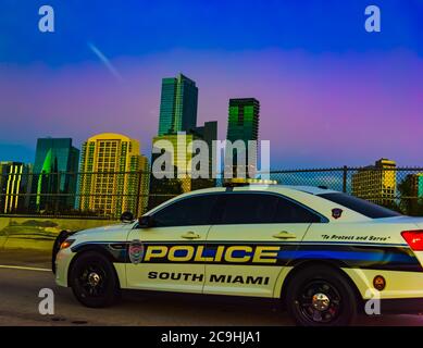 Polizeiauto in Miami bei Sonnenuntergang. Südflorida, USA Stockfoto