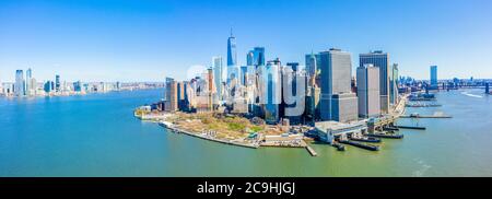 Luftaufnahme der Skyline von Lower Manhattan vom New York Harbour aus gesehen mit Blick nach Norden mit Blick auf den Osten und den Hudson River Stockfoto