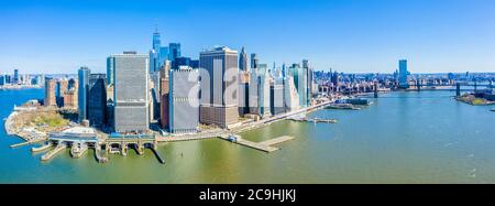 Luftaufnahme der Skyline von Lower Manhattan vom New York Harbour aus gesehen mit Blick nach Norden mit Blick auf den Osten und den Hudson River Stockfoto