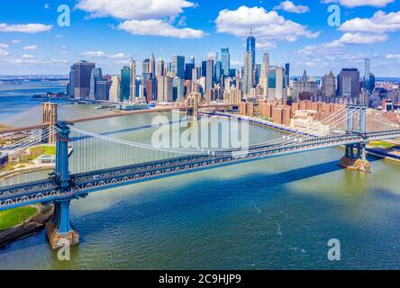 Luftaufnahme der Brooklyn und Manhattan Brücken mit der Lower Manhattan Skyline im Hintergrund entlang des East River nahe Brooklyn Bridge Park Stockfoto