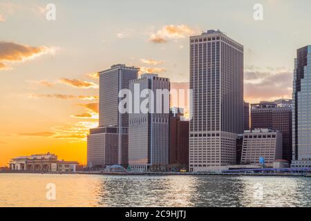 Blick auf die Wolkenkratzer des New York City Financial District bei Sonnenuntergang, aufgenommen vom Brooklyn Bridge Park in DUMBO Stockfoto