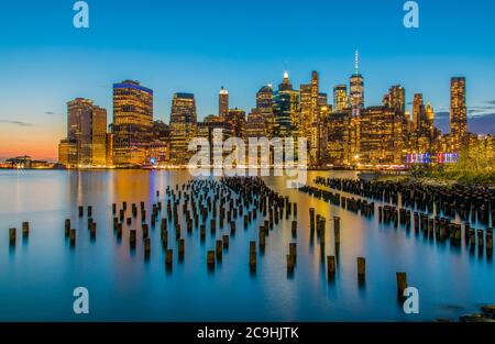 Sonnenuntergang am East River und New York Harbour, aufgenommen vom Brooklyn Bridge Park in DUMBO. New York City; Lower Manhattan; NYC Financial District Stockfoto