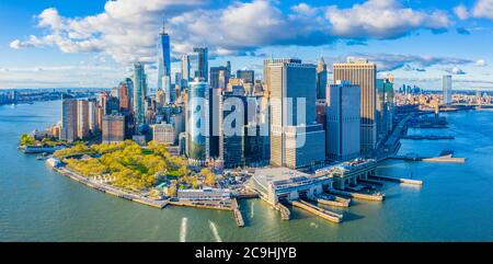 Luftaufnahme der Skyline von Lower Manhattan mit One World Trade Center, Battery Park, Staten Island Ferry und South Street Seaport Stockfoto