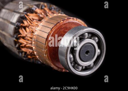 Rotor des Elektromotors. Teile für den Elektromotor, der die Säge antreibt. Dunkler Hintergrund. Stockfoto