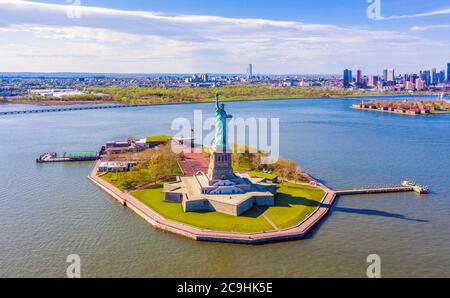 Luftaufnahme der Freiheitsstatue, Liberty Island, mit Ellis Island und Liberty State Park in New Jersey im Hintergrund Stockfoto