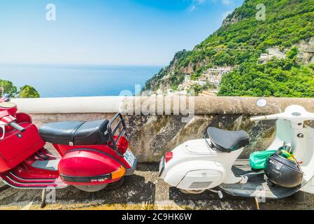 Positano, Italien - 24. Mai 2018: Zwei Vespa-Motorroller am Meer Stockfoto