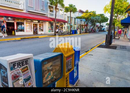Key West, USA - 21. Februar 2019: Zeitungsausgabeautomaten in der Duval Street
