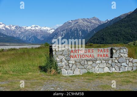 Eintrittsschild zum Arthurs Park National Park, Neuseeland Stockfoto