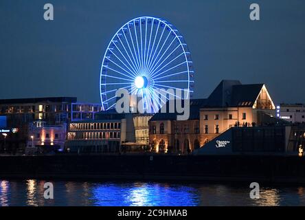 Köln, Deutschland. Juli 2020. Das Riesenrad am Rheinufer leuchtet nachts. Quelle: Roberto Pfeil/dpa/Alamy Live News Stockfoto