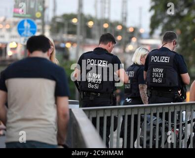 Köln, Deutschland. Juli 2020. Polizisten patrouillierten die Rheintreppe, wo es bis in die Abendstunden sehr ruhig blieb. Die Menschen hielten sich trotz der heißen Temperaturen an die Corona-Maßnahmen. Quelle: Roberto Pfeil/dpa/Alamy Live News Stockfoto