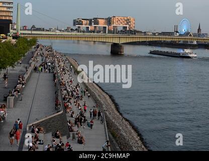 Köln, Deutschland. Juli 2020. Die Menschen laufen entlang der Rheintreppe. Die Menschen hielten sich trotz der heißen Temperaturen an die Corona-Maßnahmen. Quelle: Roberto Pfeil/dpa/Alamy Live News Stockfoto