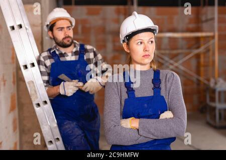 Meister mit der Qualität der Reparatur von Builder unzufrieden Stockfoto