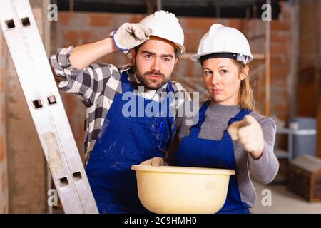 Meister mit der Qualität der Reparatur von Builder unzufrieden Stockfoto