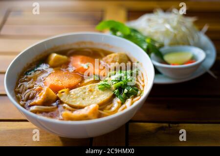 Köstliche frisch zubereitete Bun Bo Hue Chay. Vegetarische vietnamesische Suppe im lokalen Restaurant von Mui Ne, Vietnam serviert. Stockfoto