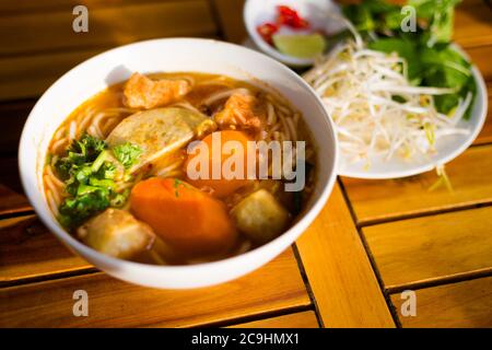 Köstliche frisch zubereitete Bun Bo Hue Chay. Vegetarische vietnamesische Suppe im lokalen Restaurant von Mui Ne, Vietnam serviert. Stockfoto