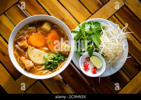 Köstliche frisch zubereitete Bun Bo Hue Chay. Vegetarische vietnamesische Suppe im lokalen Restaurant von Mui Ne, Vietnam serviert. Stockfoto