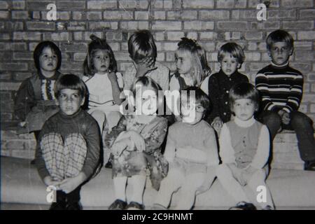 Feine 70er Jahre Vintage schwarz-weiß Fotografie von einem Kindergarten Grundschule Klasse Foto. Stockfoto